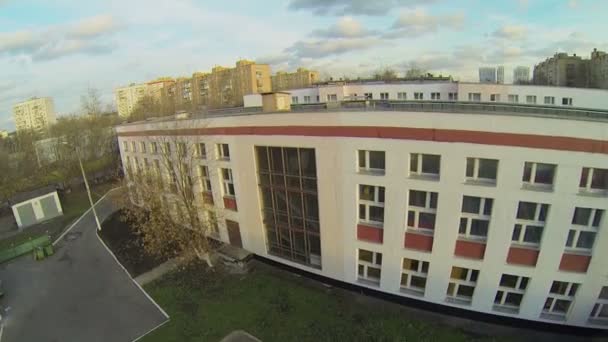 Gebäude von Schule und Kindergarten — Stockvideo