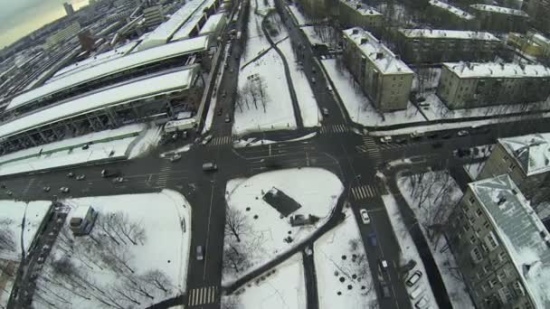 Auto's rijden door kruispunt op winterdag — Stockvideo