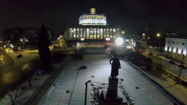 Stadtverkehr in der Nähe von Denkmal a.v. Suworow — Stockvideo