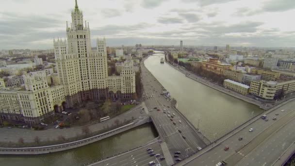 Verkeer op Kotelnicheskaya quay in Moskou — Stockvideo