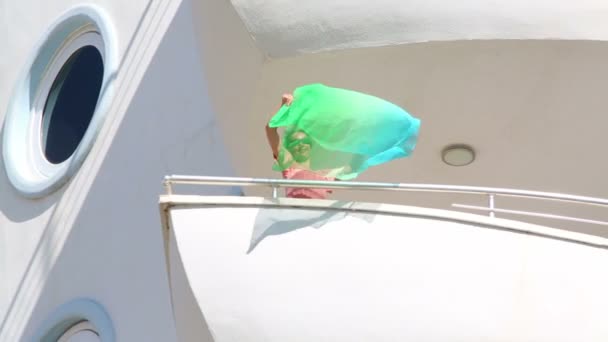 Mädchen auf Balkon wedelt mit Taschentuch — Stockvideo
