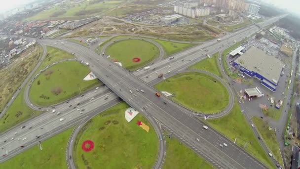 Cars ride by Shchelkovskaya overpass in Moscow — Stock Video