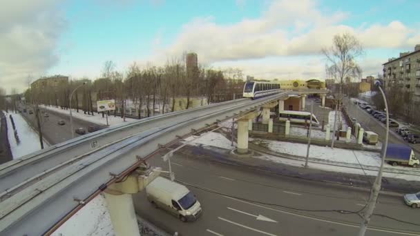 Elektrische trein rijdt door monorail railway — Stockvideo