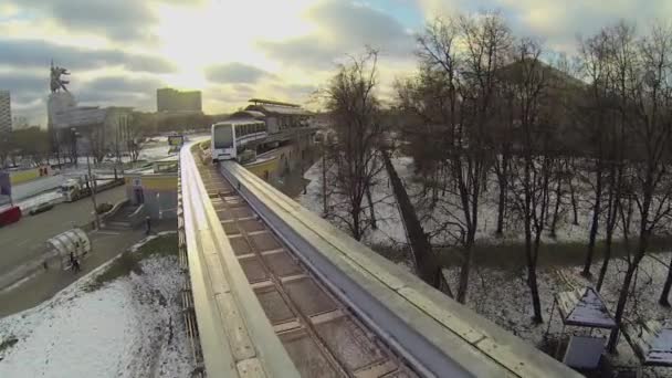 Elektrische trein rijdt door monorail railway — Stockvideo