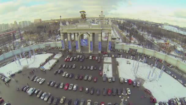 Coches en el aparcamiento cerca de puerta de entrada — Vídeos de Stock