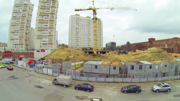 Guindaste de torre grande no canteiro de obras — Vídeo de Stock