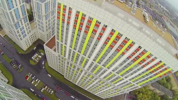Nuevos edificios de colores durante el día — Vídeos de Stock