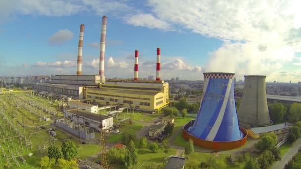 Вид с воздуха электростанции — стоковое видео