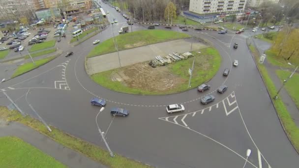 Circulation sur la place de Bela Kun 