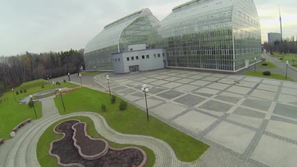 Komplex von Glasgebäuden des botanischen Hauptgewächshauses — Stockvideo