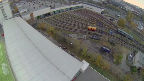 Paseo de locomotoras eléctricas cerca del cobertizo — Vídeos de Stock