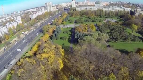 Paesaggio urbano con traffico sull'autostrada Shelkovskoe e sul giardino lilla — Video Stock