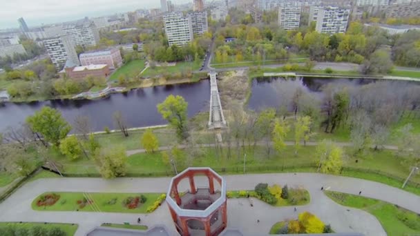 Paesaggio urbano con laghetto Cherkizovsky vicino a Palazzo — Video Stock