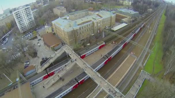 Пасажирський поїзд відправляється з залізничного вокзалу в осінній день — стокове відео