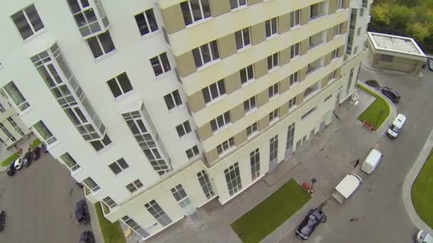 Fenster des neuen Blocks in moderner Nachbarschaft, Luftaufnahme — Stockvideo