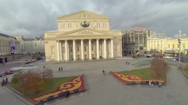 Tourists walk by square  near edifice of Bolshoy Theater — Stock Video