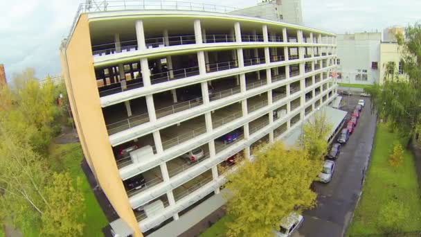 Vue journalière : peu de voitures stationnées dans le parking à étages — Video