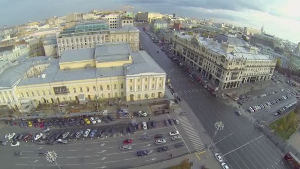 Stadsbild med trafik på korsningen nära Malyi Theatre — Stockvideo