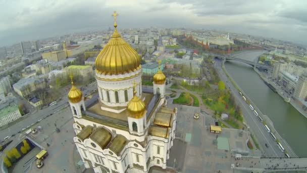 Кресты на золотых куполах Храма Христа Спасителя — стоковое видео