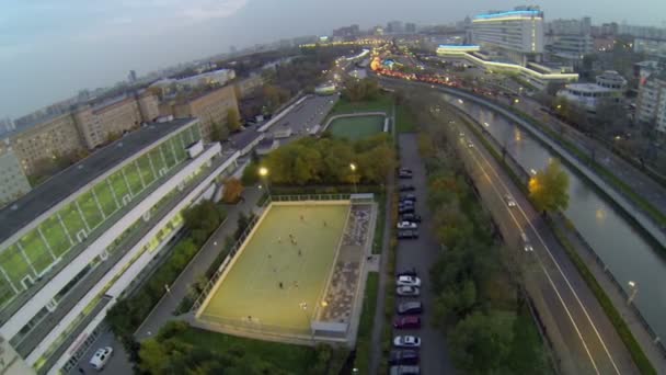 Coches paseo por muelle de río — Vídeo de stock