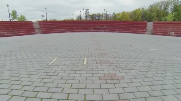 Betonozott tér, park játszótérrel — Stock videók