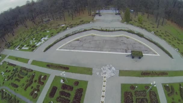 Chemins pavés dans le jardin du rosarium le jour de l'automne à Moscou — Video