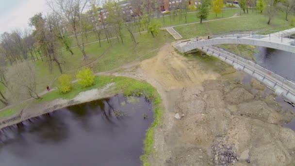 Niñas subir en el puente sobre Cherkizovsky estanque — Vídeo de stock