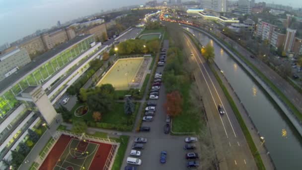 Cars ride by quay of Yauza river — Stock Video