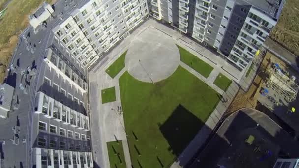 Нові корпуси житловий комплекс Romashkovo в осінньому дні — стокове відео