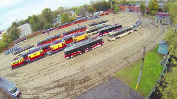 Dagweergave: tram depot in de buurt van moderne stad, close-up, boven weergave — Stockvideo