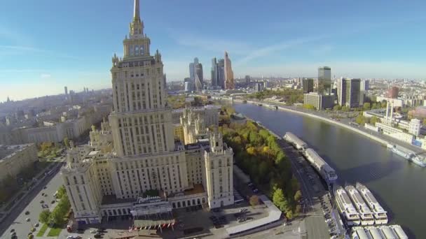 Verkeer in de buurt van hotel Oekraïne — Stockvideo