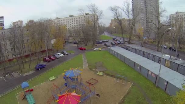 Parque infantil en el patio — Vídeo de stock