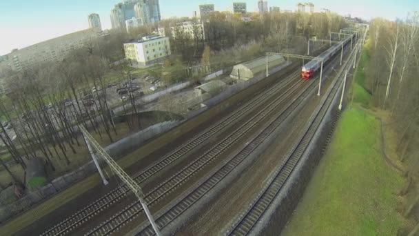 Passagerarna tågresa bort nära staden på soliga höstdag — Stockvideo