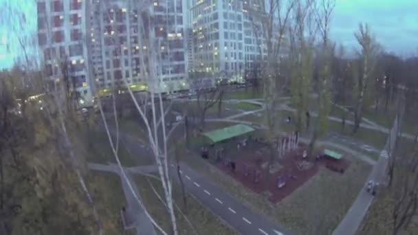 Dětská hřiště v blízkosti rezidenční komplex — Stock video