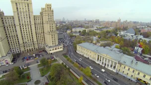 Traffic near tall dwelling house on Kudrinskaya street — Stock Video