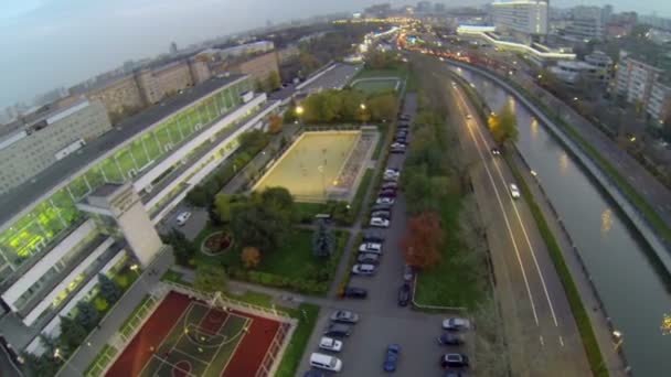 Paesaggio urbano con traffico su argine di fiume — Video Stock