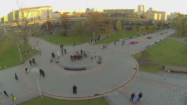 La gente cammina da piazza vicino a vicolo di cosmonauti — Video Stock