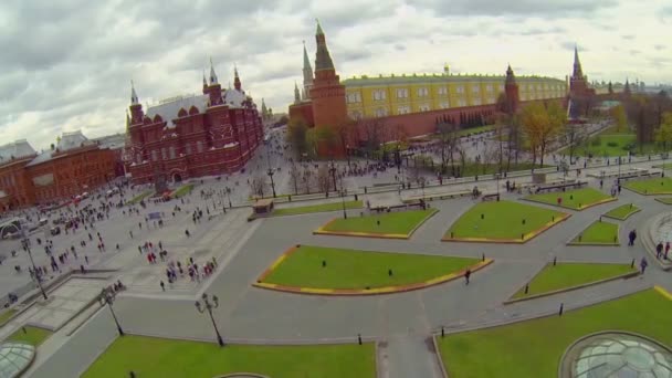 La gente camina por la plaza Maneznaya cerca del complejo del Kremlin — Vídeo de stock