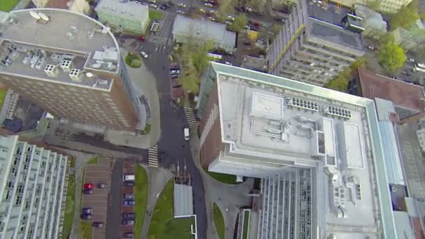 Voitures et les gens marchent près des bureaux et complexe hôtelier — Video