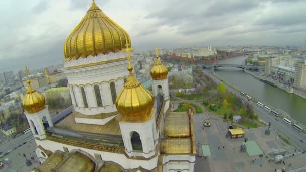 Byggnad med gyllene kupoler av Kristus Frälsarens katedral — Stockvideo