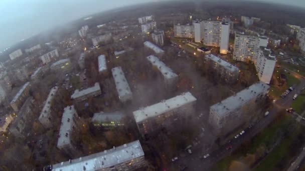 Il vapore vola sopra la città con traffico stradale — Video Stock