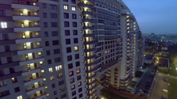 Complexo habitacional Arco di Sole no Outono à noite — Vídeo de Stock