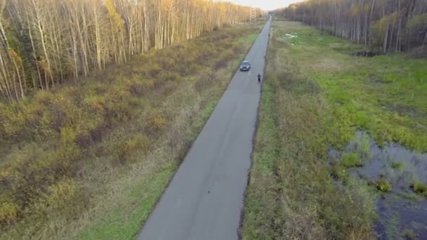 Peopel em bicicleta na estrada no parque — Vídeo de Stock