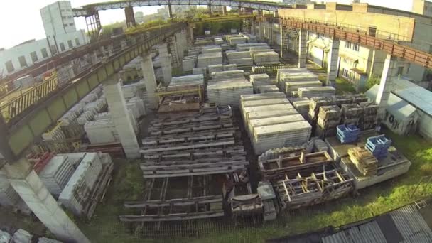 Magazijn vol van staal en beton bouwmaterialen — Stockvideo