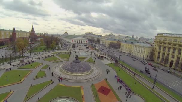 Weltuhr-Springbrunnen auf okhotny ryad — Stockvideo