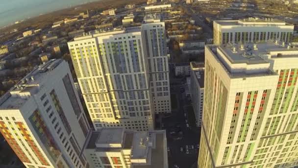 Paisaje urbano con complejo habitacional iluminado por la luz solar — Vídeo de stock