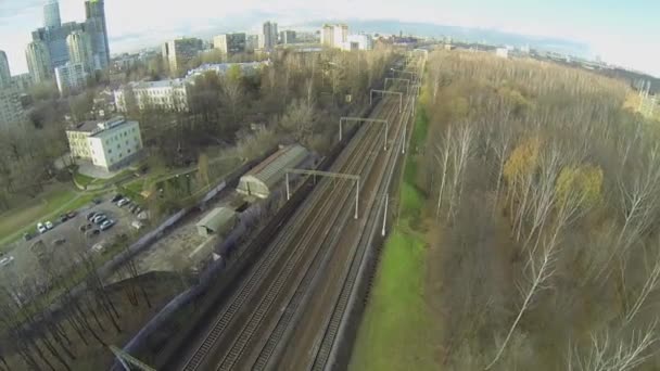 Stadtbild mit Eisenbahngleisen an einem sonnigen Herbsttag in Moskau — Stockvideo