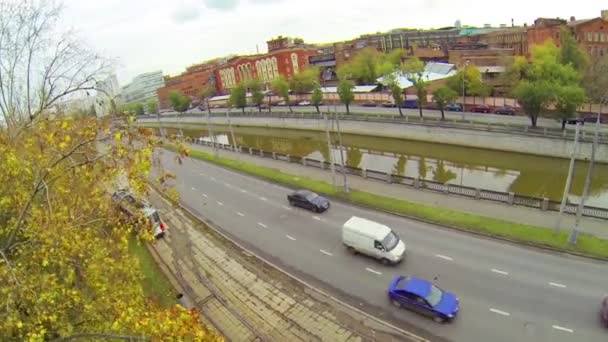 Straßenbahn verlässt tagsüber Depot in Flussnähe, Luftaufnahme — Stockvideo