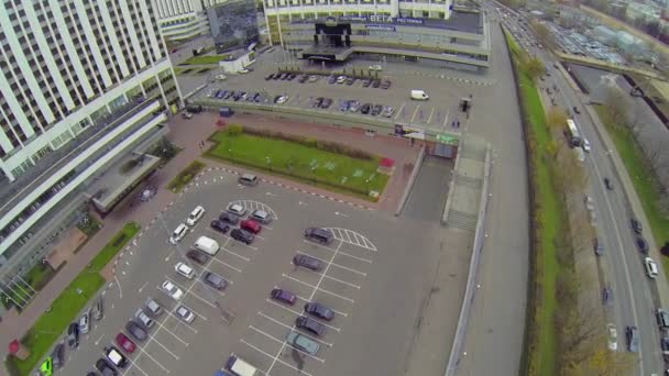 Tráfico cerca de hoteles en Izmailovo — Vídeos de Stock