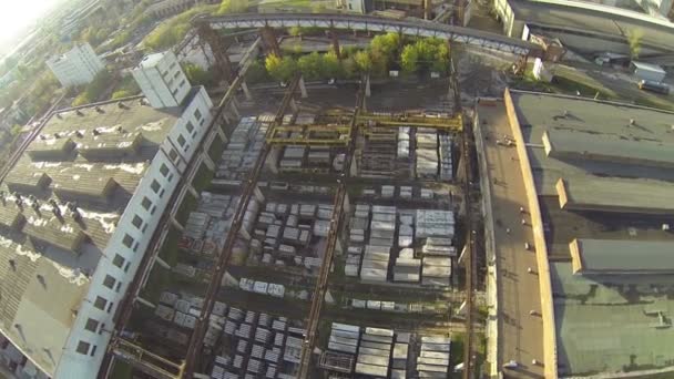 Top view of warehouse with construction materials near factory — Stock Video